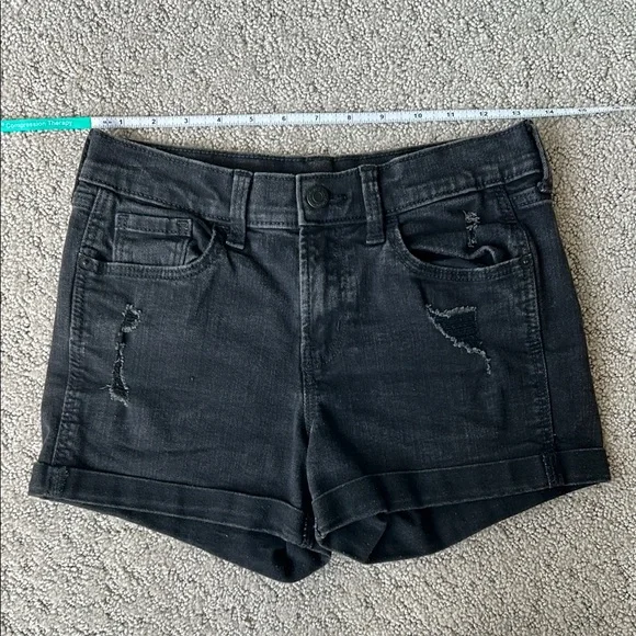 Old Navy Distressed Mid-Rise Boyfriend Jean Shorts Stretch Denim Black SZ 2 EUC - Picture 2 of 8